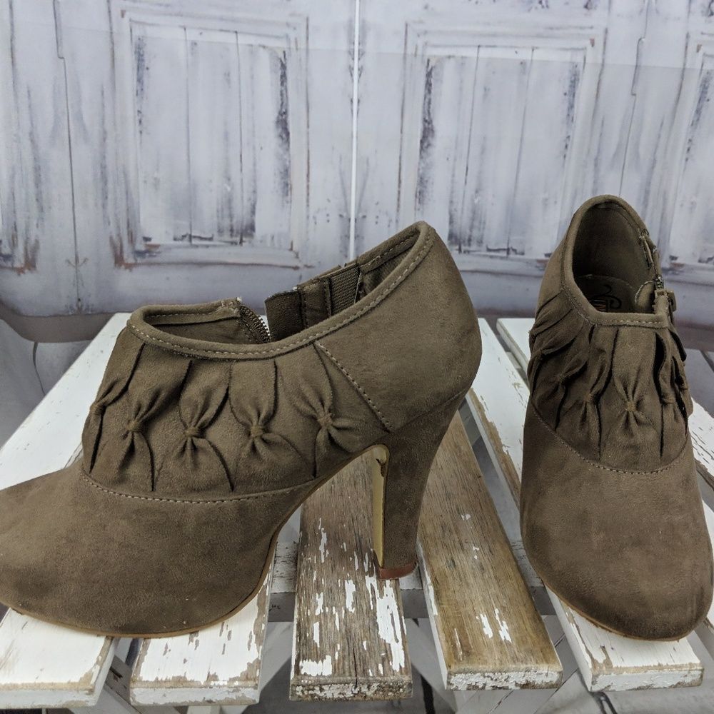 Unlisted Kenneth Cole shoes heels booties boots‎ wo